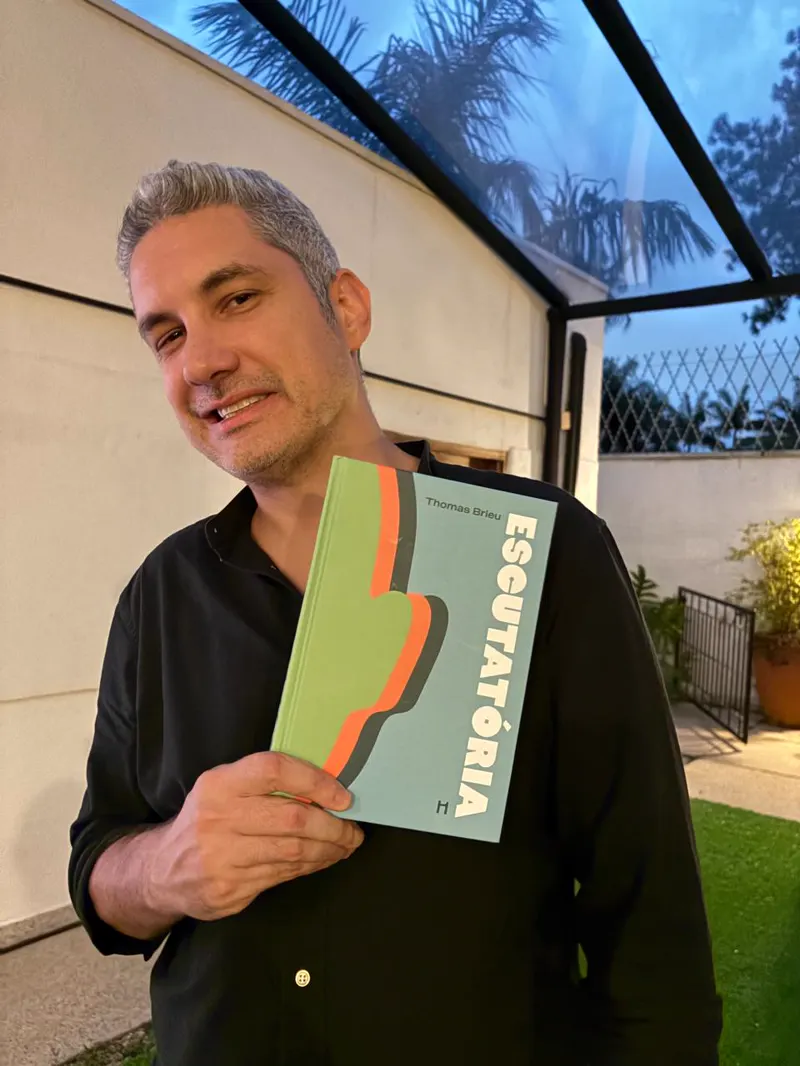 Participante do BAV com o livro Escutatória