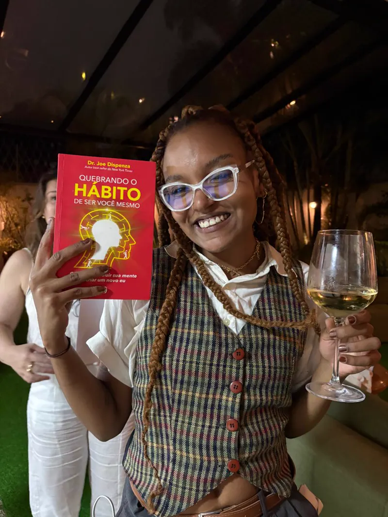 Participante do BAV com o livro Quebrando o Hábito de Ser Você Mesmo