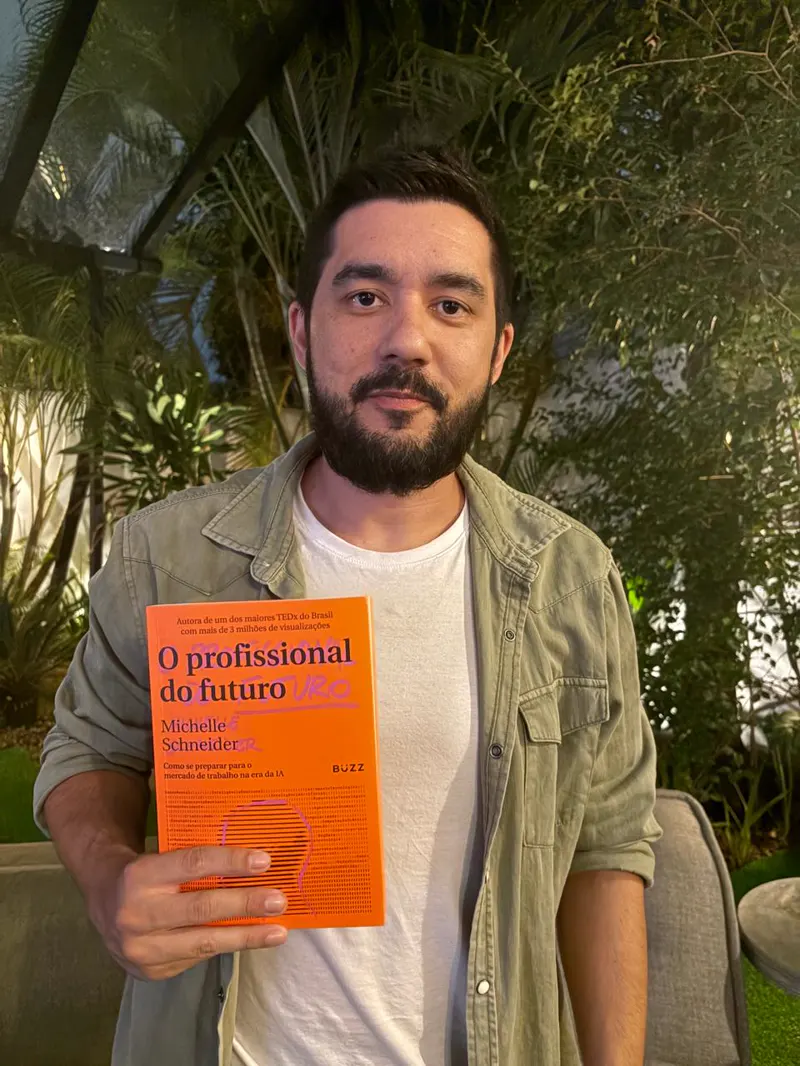 Participante do BAV com o livro O Profissional do Futuro